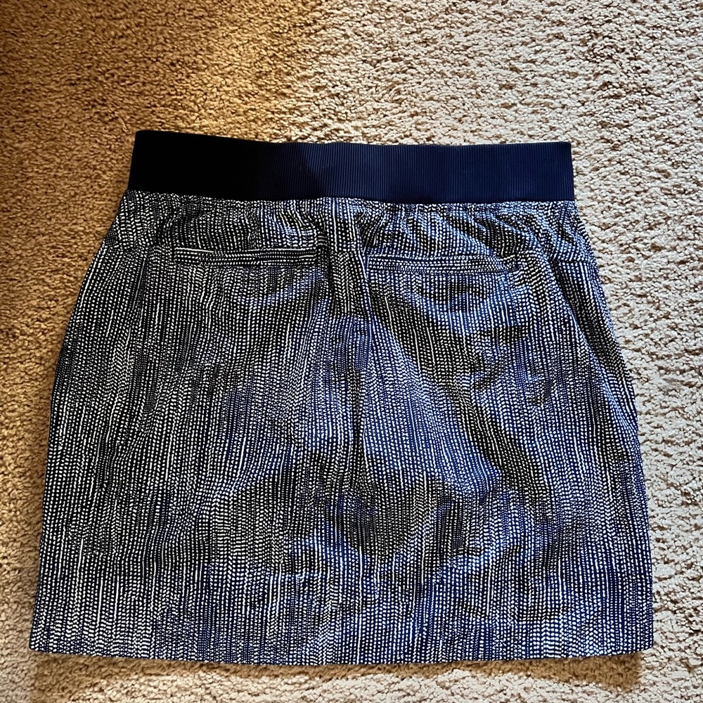 Athleta Stylish Navy and White Women's Skirt - Picture 3 of 6